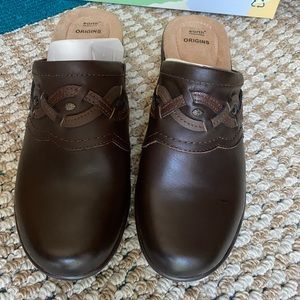 Earth origins brown clogs size 9